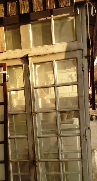 Deux fenêtres a petits carreaux et leur imposte vitré