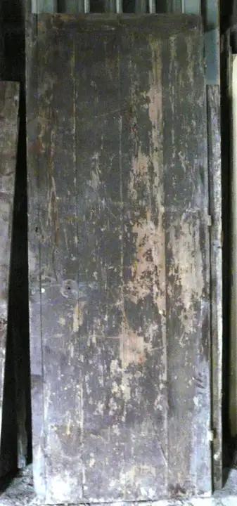 Porte de grenier en planches de bois