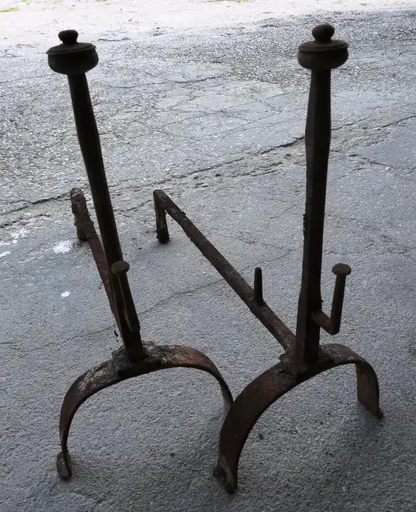 Paire de chenets rustiques en fer forgé