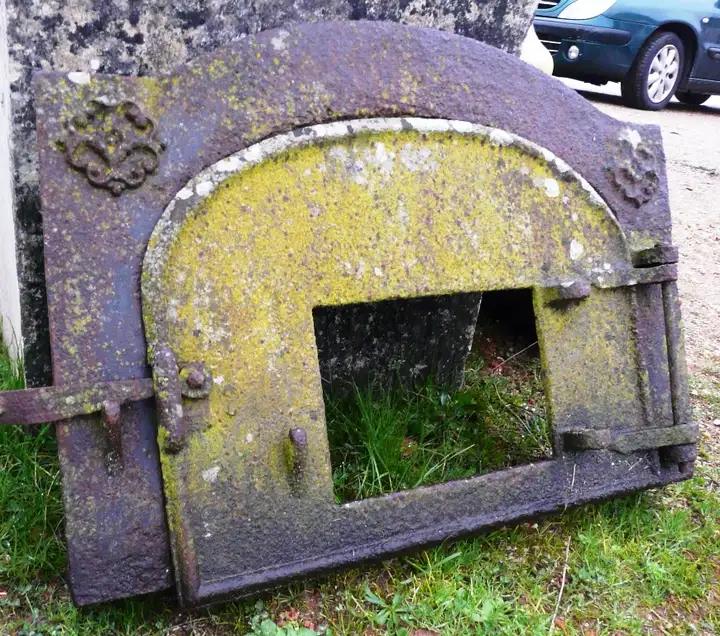 Porte de four en fonte