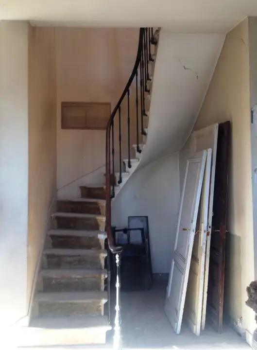 Escalier ancien en pierre dure de Gironde