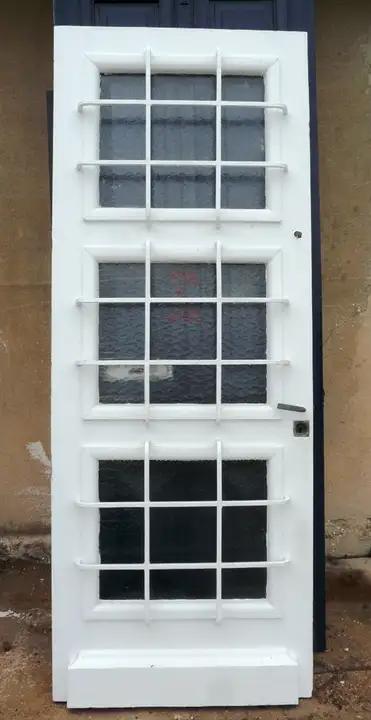 Porte d'entrée en bois et fer a trois vitres