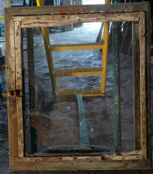 Porte de garde-manger en bois et grillage