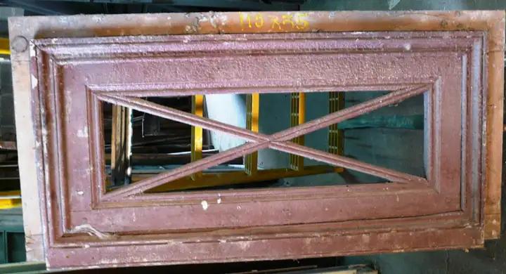 Imposte d'une porte d'entrée en bois