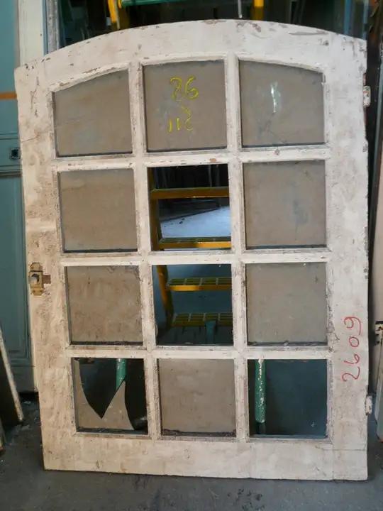 Fenêtre cintrée à petits carreaux