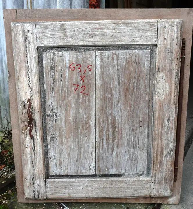 Porte de placard mural en noyer
