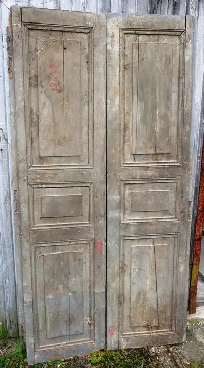 Paire de portes de placard mural en bois ancien