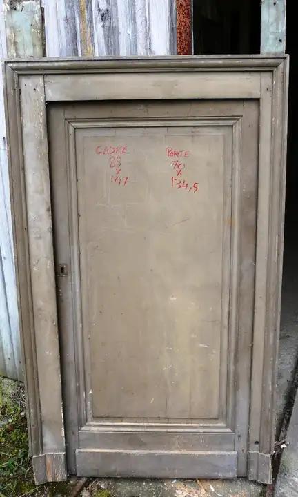 Porte d'intérieur en bois et son cadre