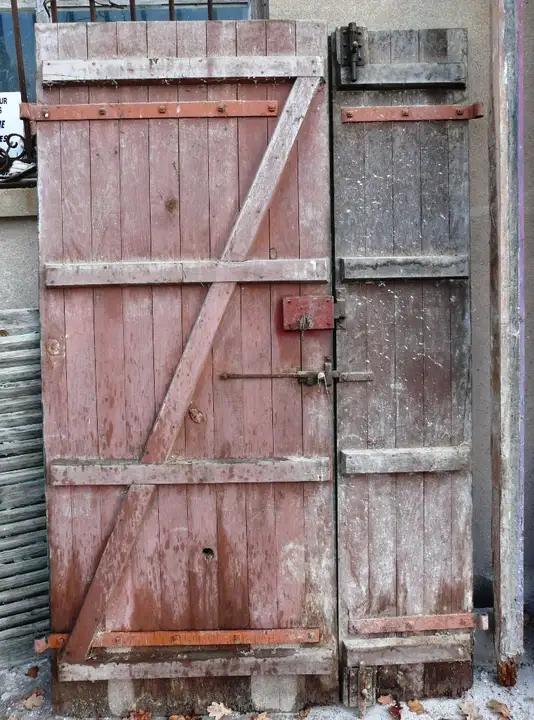 Double porte de grange ancienne avec serrure et clef