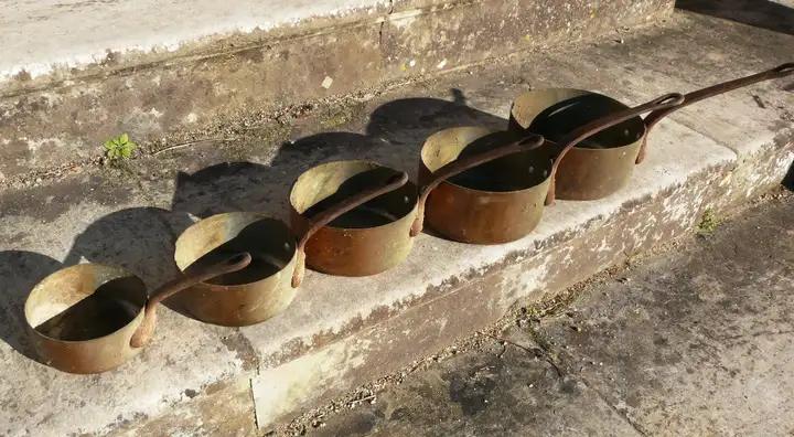 Serie de 5 casseroles en cuivre étamé anciennes