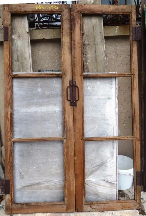 Paire de fenêtres ou porte de vitrine en sapin