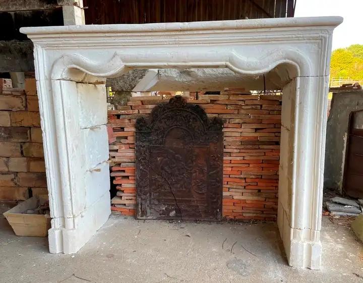 Réédition d'une cheminée basse de style LXIV en pierre de Gironde