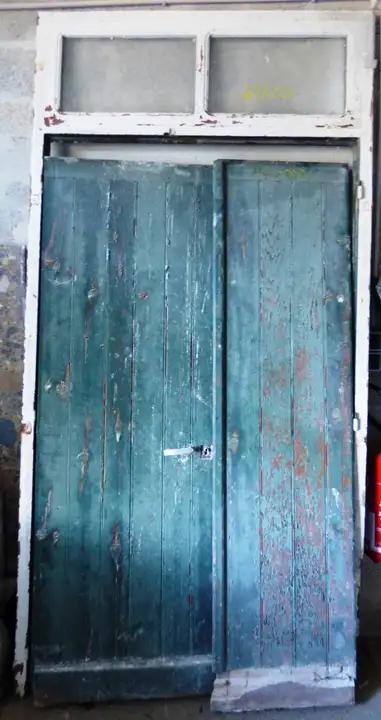 porte d'entrée à deux battants et son cadre imposte vitré