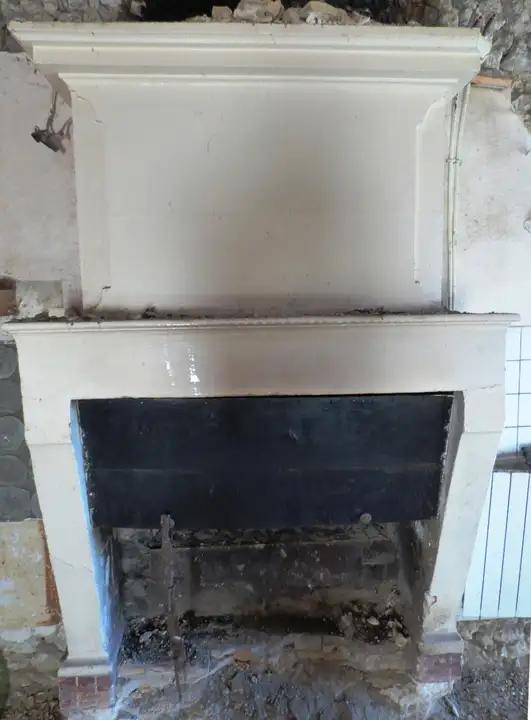 Cheminée à trumeau ancienne en pierre