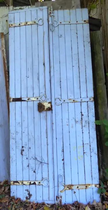 Volets d'une porte d'entrée en bois