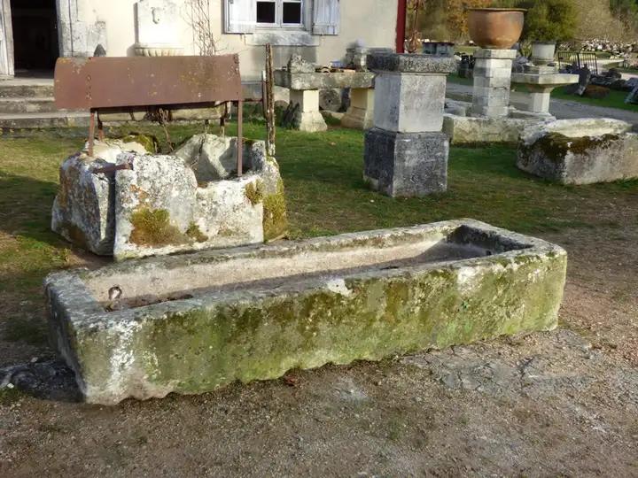 Bac ancien de fontaine en pierre dure