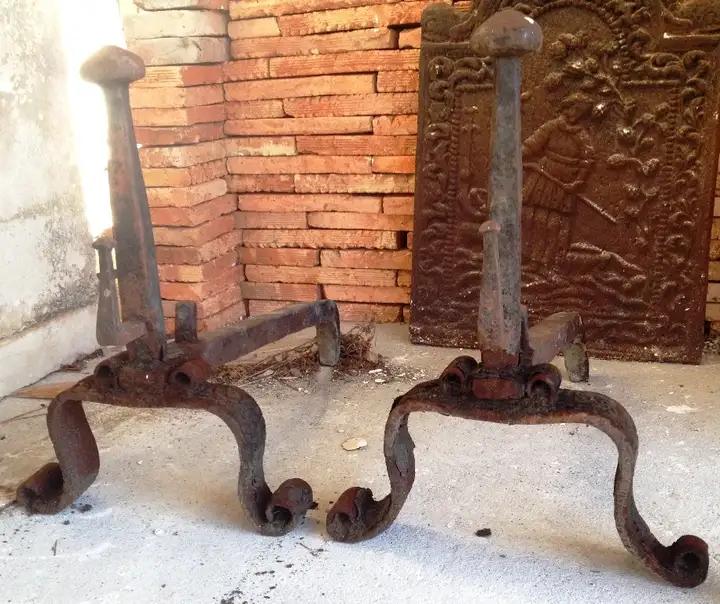 Paire de chenets anciens campagnards en fer forgé
