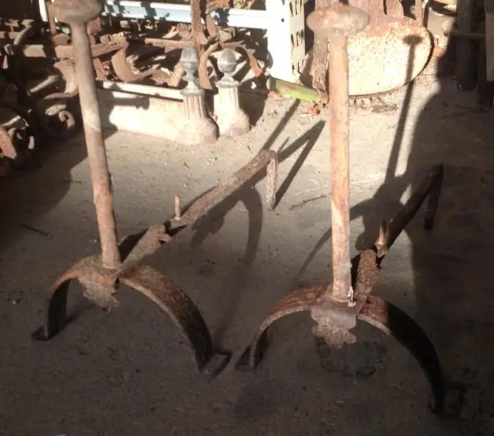 Paire de chenets anciens en fer forgé