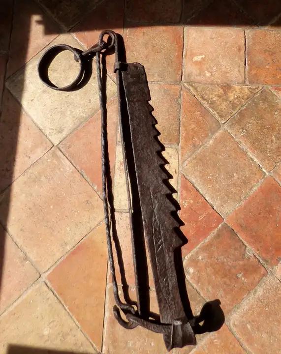 Crémaillère en fer forgé ancienne décorée d'un poisson