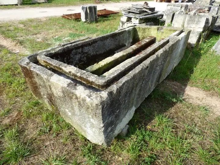 Bac ancien en pierre utilisé lors de la distillerie du Cognac pour refroidir la vapeur