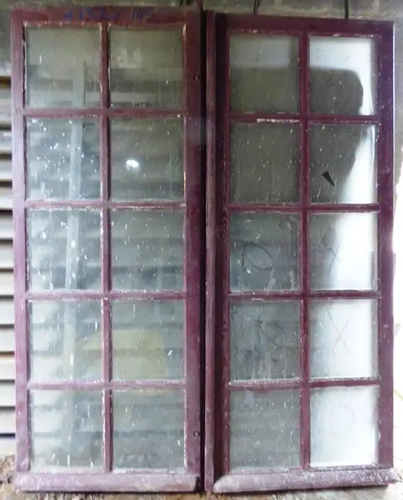 Grande fenêtre vitrée de petits carreaux
