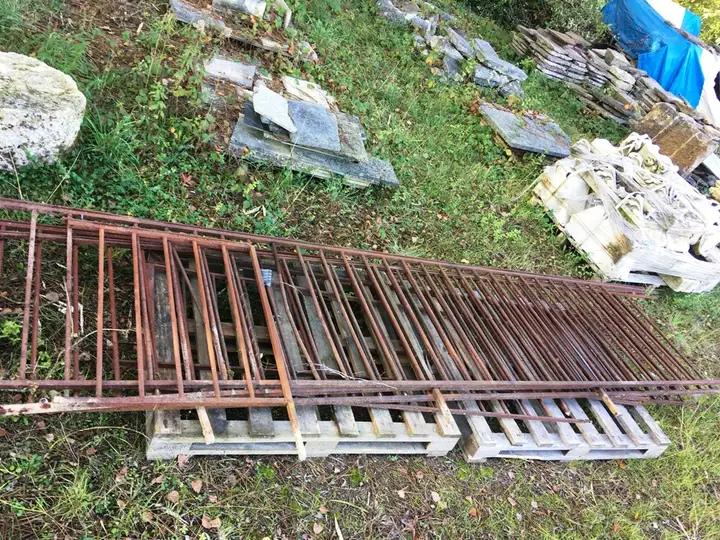 8 ml de grilles anciennes de balcon avec main courante