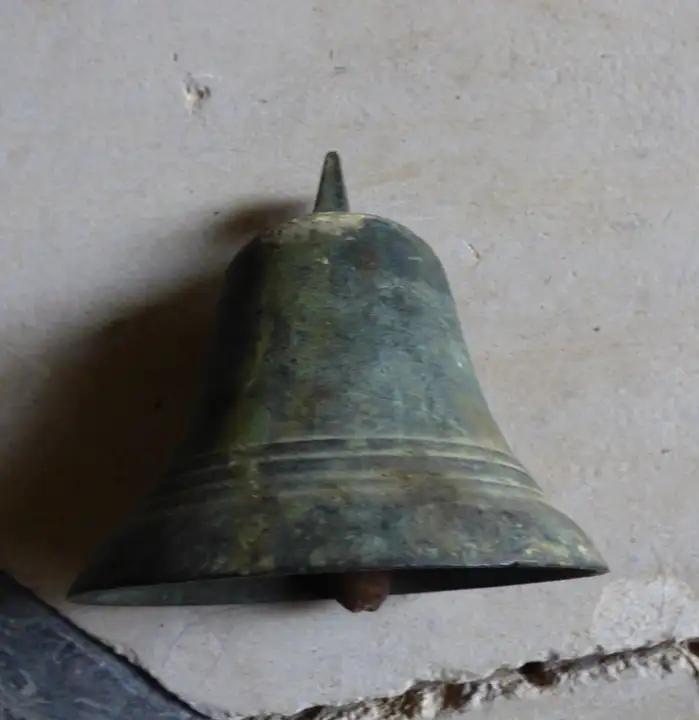 petite cloche en bronze ancienne