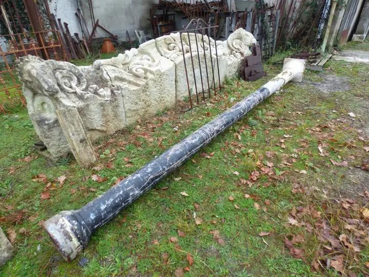 Poteau ancien en fonte  avec socle et chapiteau
