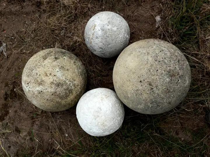Boules de dessus de piliers en pierre de taille