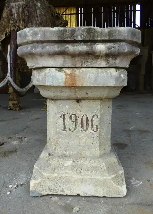 Socle en pierre ancien