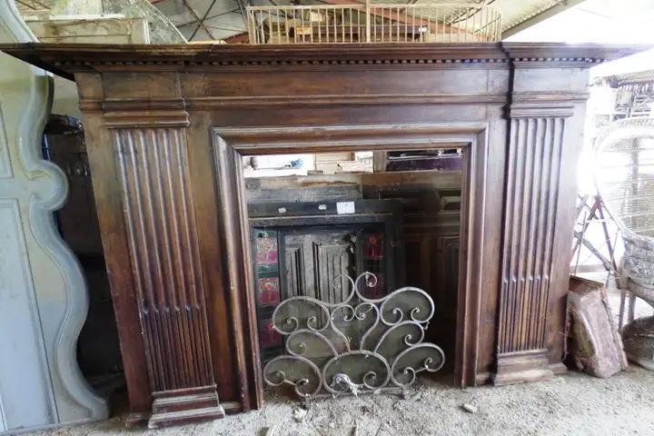 Placage de cheminée basse ancienne en bois