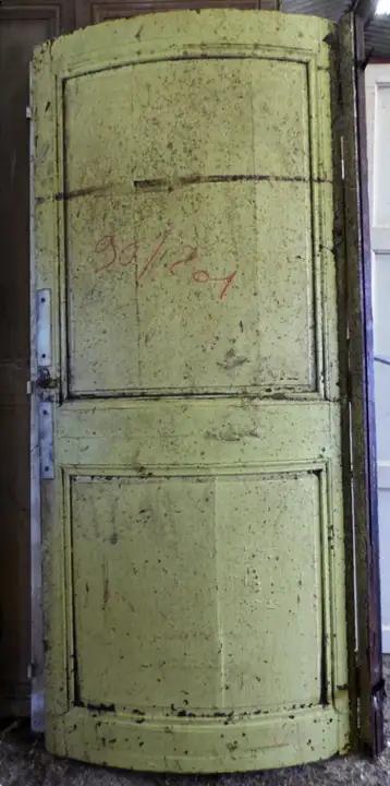 Porte d'encoignure ancienne en bois