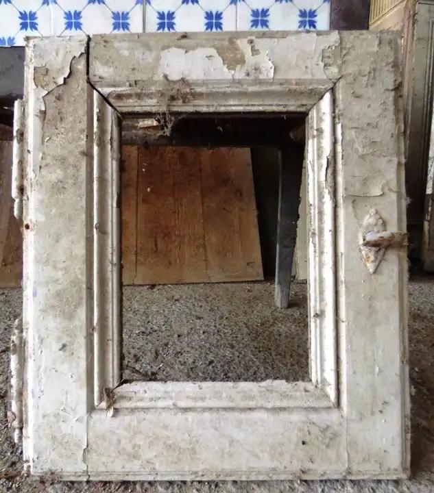 Petite fenêtre vitrée en bois