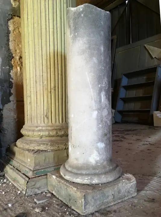 Colonne ancienne en pierre sur socle