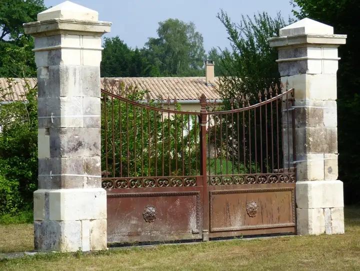 Réédition d'une paire de piliers de grande taille