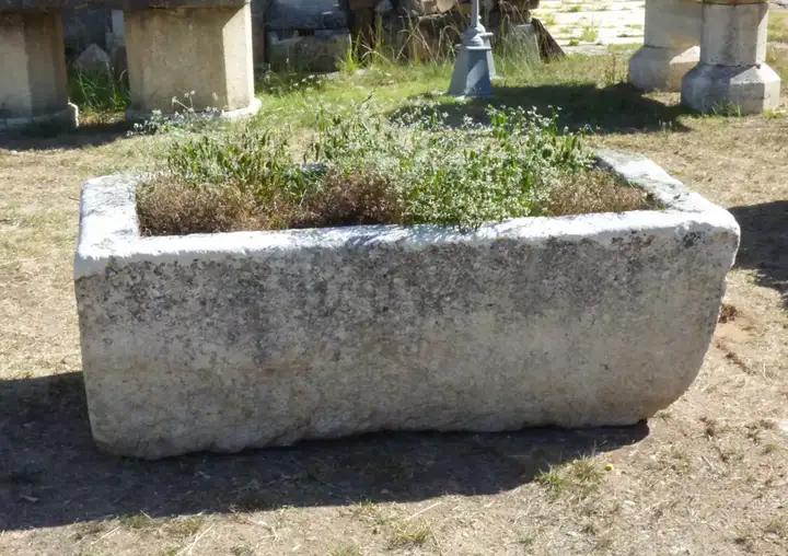 Bac ancien en pierre calcaire