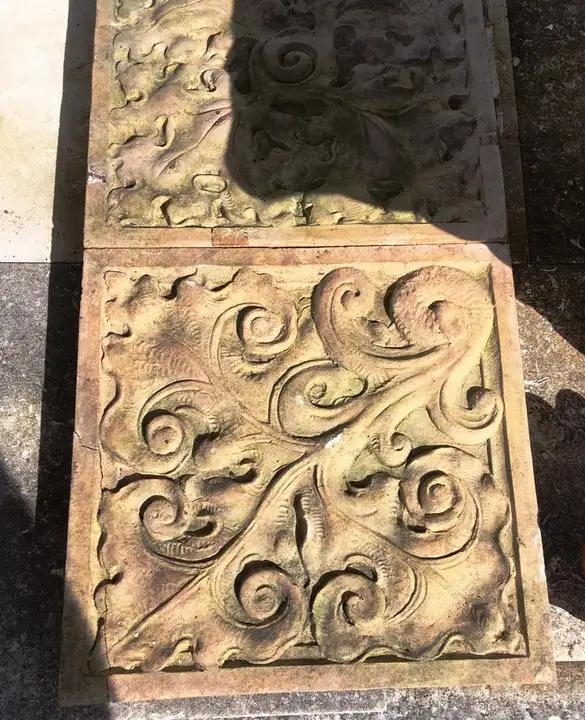 Deux carreaux de façade anciens en terre cuite