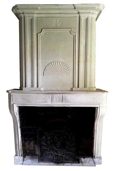 Cheminée ancienne à trumeau en pierre calcaire de Charente