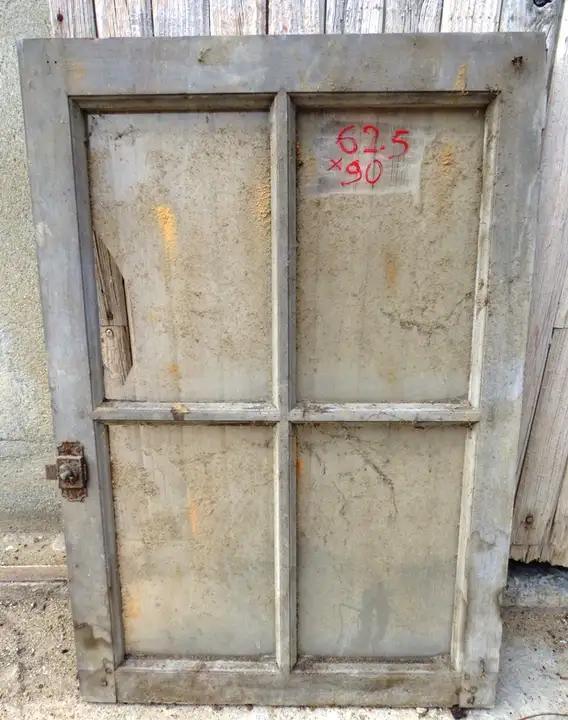 Petite fenêtre ancienne à un seul ouvrant