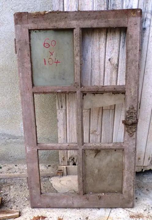 Petite fenêtre ancienne d'époque XVIIIeme
