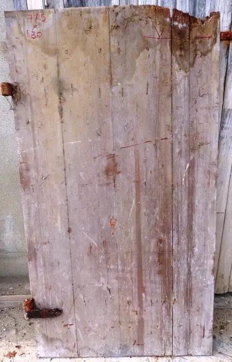 Volet en bois fait de planches larges