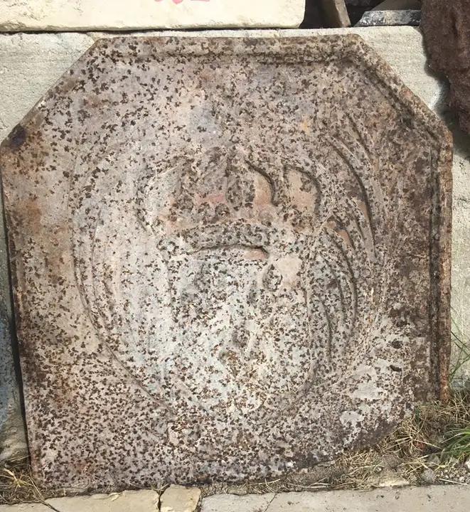 Plaque de fonte décorée de palmettes de fleurs de lys et d'une couronne