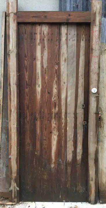 Porte ancienne  de grenier en planches et son cadre