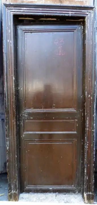 Porte ancienne d'intérieur en boiset son cadre