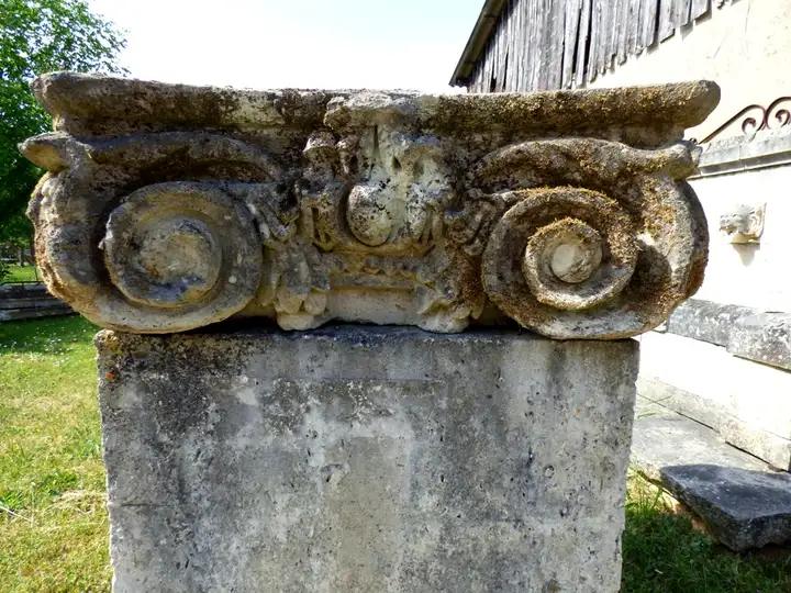 Paire de chapiteaux anciens en pierre dure