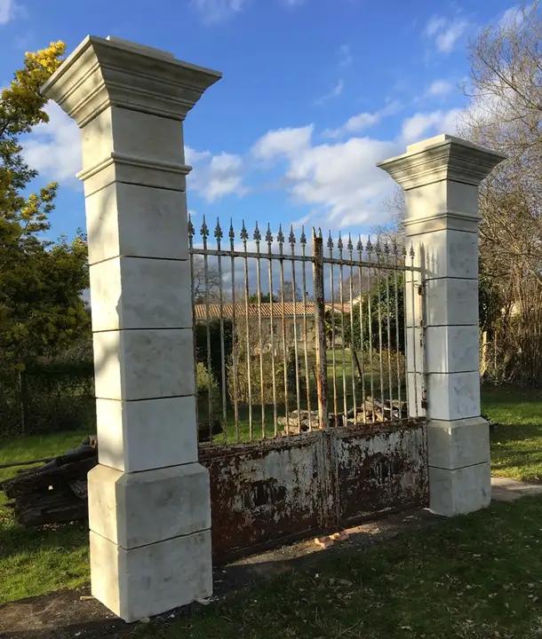 Paire de piliers d'entrée de propriété