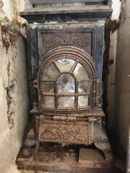 Poêle ancien à bois et charbon décoré de fleurs
