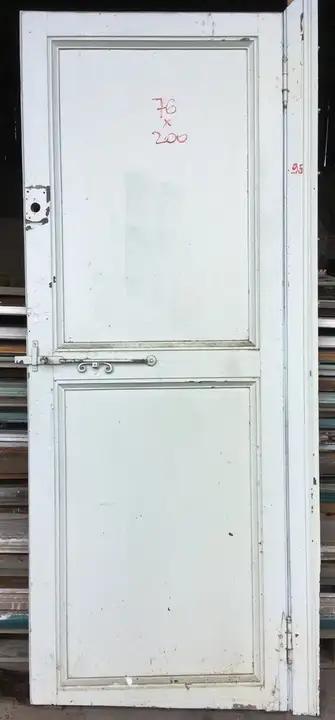 Ancienne porte de communication en bois avec clanche