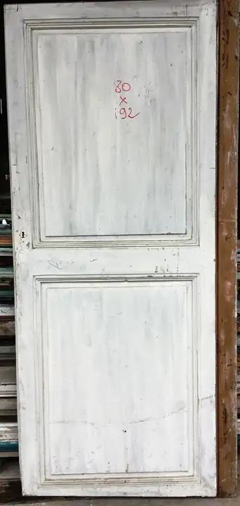 Ancienne porte de communication en bois avec clanche