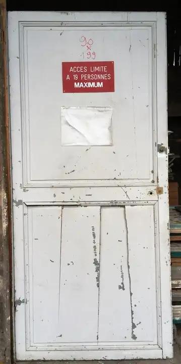Ancienne porte de communication en bois avec clanche